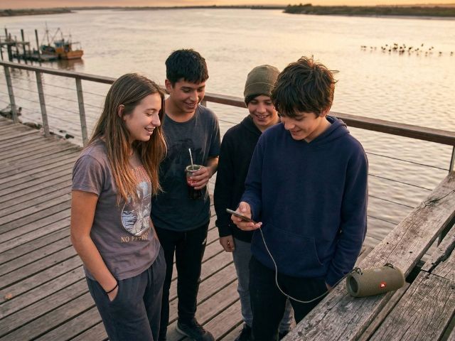 Adolescentes en grupo, conectados y autónomos